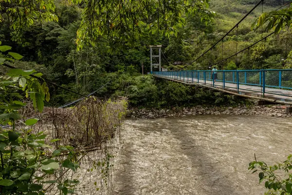 Tingo Maria, Peru yakınlarındaki Honolulo köyünde Huallaga nehri üzerinde eski ve yeni asılmış bir köprü.