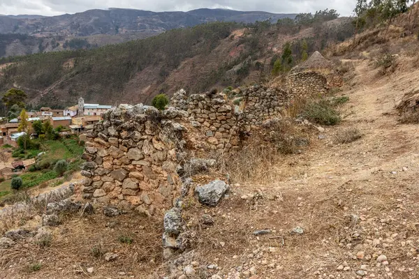 Tarma kasabası yakınlarındaki Tarmatambo köyündeki İnka Kola (qolca) tahıl ambarları
