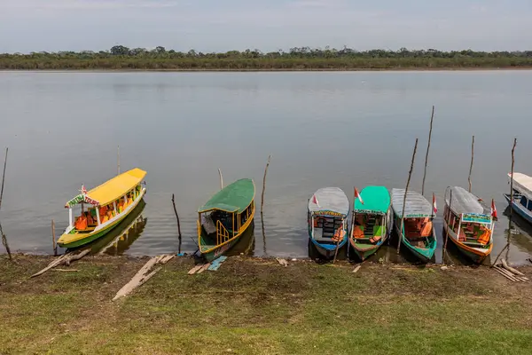 PUCALLPA, PERU - 18 Kasım 2022: Pucallpa, Peru yakınlarındaki Yarinacocha Gölü 'nde tekneler