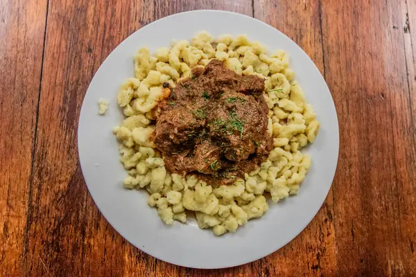 Pozuzo köyünde Alman yemeği, Peru. Spaetzle ile gulaş.