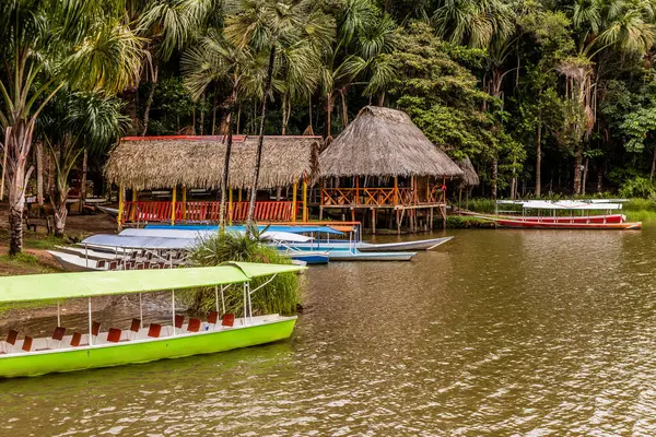 Tingo Maria City, Peru yakınlarındaki Laguna de los Milagros gölünde tekne ve barakalar