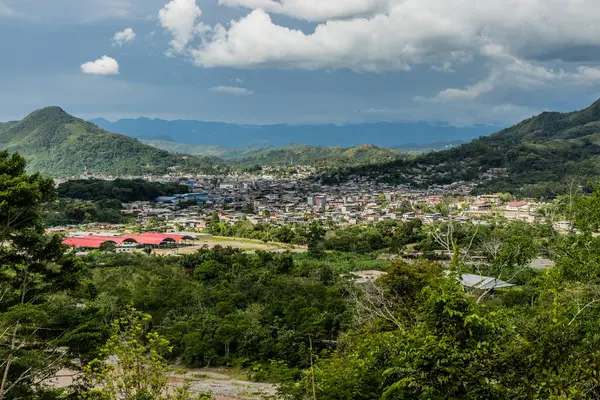 Peru 'daki Tingo Maria kasabasının havadan görünüşü