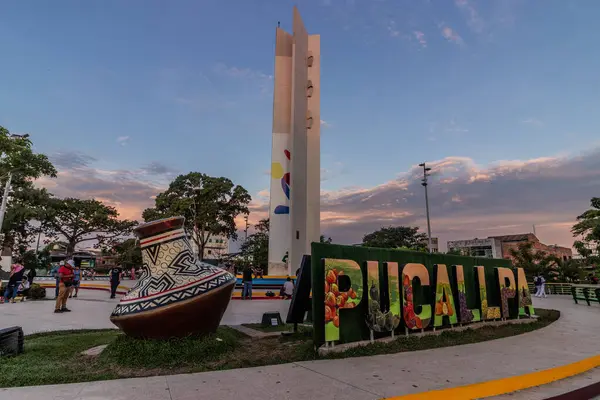 PUCALLPA, PERU - 17 Kasım 2022 Pucallpa, Peru 'daki Plaza de Armas Meydanı' nda Mektuplar