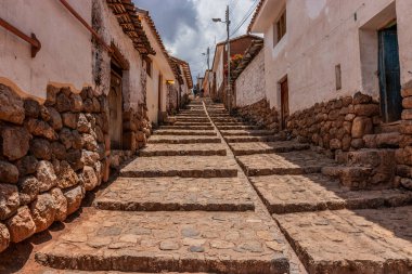 Chinchero, Peru 'da dik bir sokak.