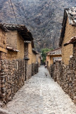 Peru, Ollantaytambo köyünde dar bir sokak.