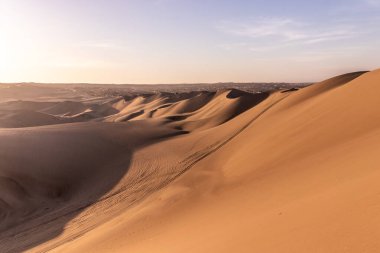Ica kasabası, Peru yakınlarındaki Huacachina vahası yakınlarındaki kum tepeleri.