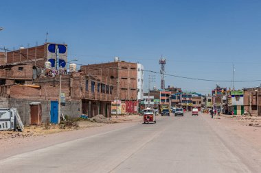 JULIACA, Peru - 6 Kasım 2022: Juliaca City, Peru 'da trafik
