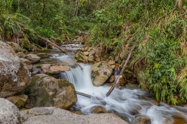 Machu Picchu, Peru yakınlarındaki Urubamba nehir vadisinde küçük bir dere.