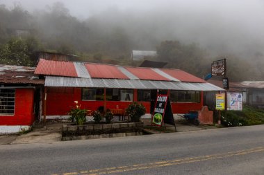 CARRIZALES, Peru - 9 Kasım 2022: Carrizales köyündeki küçük yerel restoran, Peru