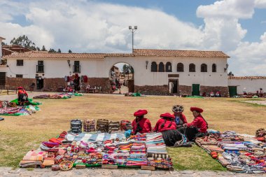 ÇİNÇERO, Peru - 8 Kasım 2022 Chinchero, Peru 'da el sanatları satan yerli kadınlar