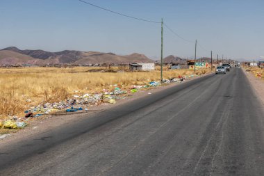 JULIACA, PERU - 6 Kasım 2022: Juliaca City, Peru yakınlarındaki bir yolda çöp yığını