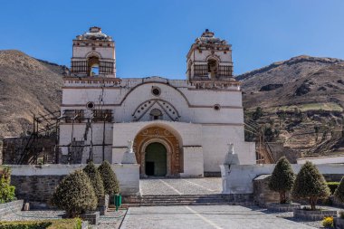 Colca Kanyonu, Peru 'daki Lari köyünde meydana gelen depremde kilise zarar gördü.