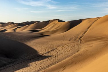 Ica kasabası, Peru yakınlarındaki Huacachina vahası yakınlarındaki kum tepeleri.