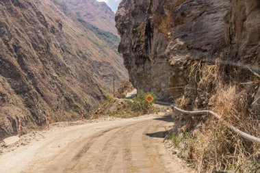 Santa Maria ve Santa Teresa kasabaları arasındaki Urubamba nehir vadisinde dar yol, Peru