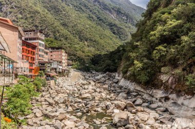 Aguas Calientes köyündeki Urubamba Nehri, Peru