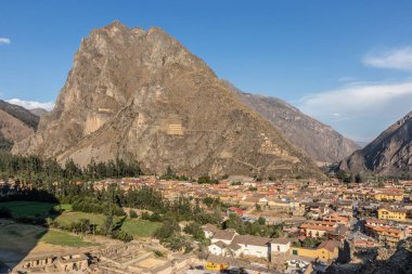 Kutsal İnkalar Vadisi 'ndeki Ollantaytambo köyünün havadan görünüşü, Peru