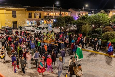 OLLANTAYTAMBO, PERU - 7 Kasım 2022 Ollantaytambo köyündeki Plaza de Armas meydanında geçit töreni.