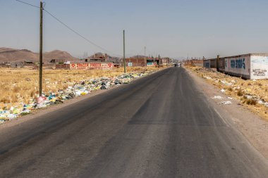 JULIACA, PERU - 6 Kasım 2022: Juliaca City, Peru yakınlarındaki bir yolda çöp yığını