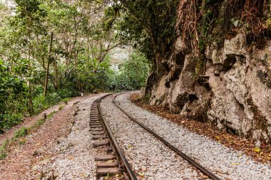 Machu Picchu, Peru yakınlarındaki Urubamba nehir vadisinde demiryolu rayları