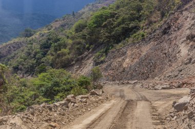 Santa Maria ve Santa Teresa kasabaları arasındaki Urubamba nehir vadisinde dar yol, Peru