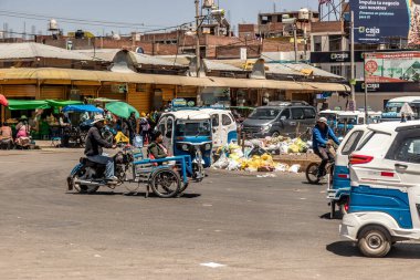 JULIACA, Peru - 6 Kasım 2022: Juliaca, Peru 'da yol trafiği ve çöp