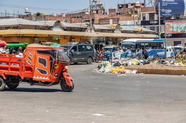 JULIACA, Peru - 6 Kasım 2022: Juliaca City, Peru 'da yol trafiği ve çöp