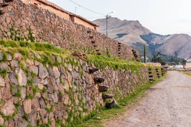Peru 'daki Raqchi köyünde tarım terasları.