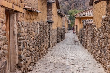 Peru, Ollantaytambo köyünde dar bir sokak.