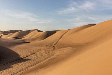 Ica kasabası, Peru yakınlarındaki Huacachina vahası yakınlarındaki kum tepeleri.