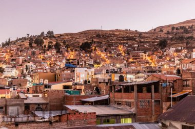 Puno şehrinin akşam manzarası, Peru