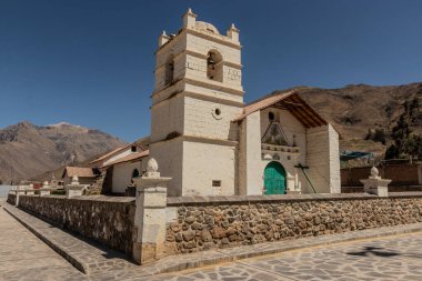 Colca kanyonundaki Madrigal köyündeki kilise, Peru
