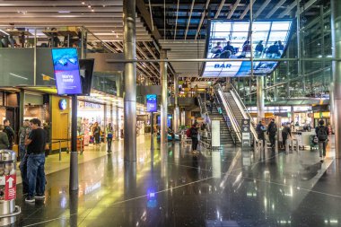 AMSTERDAM, NETHERLANDS - 25 Ekim 2022: Amsterdam Havalimanı Schiphol, Hollanda