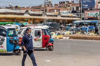 JULIACA, Peru - 6 Kasım 2022: Juliaca City, Peru 'da yol trafiği ve çöp