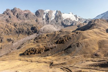 Vinicunca Gökkuşağı Dağı yakınlarındaki buzullu dağ manzarası, Peru