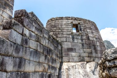 Machu Picchu kalesindeki güneş tapınağı, Peru