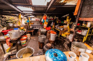 CARRIZALES, Peru - 9 Kasım 2022: Carrizales köyünde küçük bir yerel restoranın mutfağı, Peru