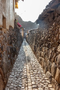 Kutsal İnkalar Vadisi, Peru 'daki Ollantaytambo köyünde dar bir sokak.