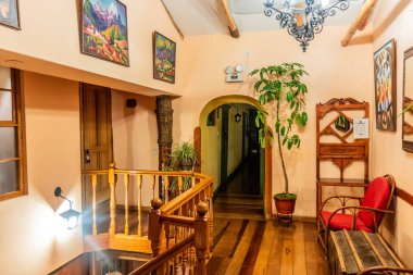 CUZCO, PERU - 11 Kasım 2022: Cuzco, Peru 'daki Amaru Inca otelinin içi
