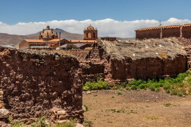 Adobe evleri ve Peru 'daki Pukara köyünde bir kilise.