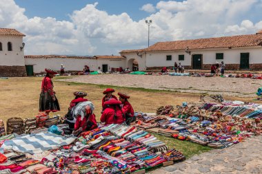 ÇİNÇERO, Peru - 8 Kasım 2022 Chinchero, Peru 'da el sanatları satan yerli kadınlar