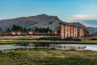 Peru 'daki Raqchi kompleksindeki Viracocha tapınağının kalıntıları.