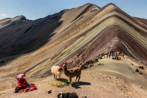 VINICUNCA, PERU - 7 Kasım 2022: Vinicunca Gökkuşağı Dağı, Peru