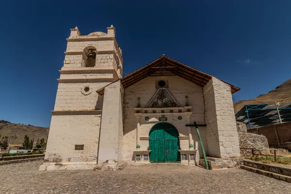 Colca kanyonundaki Madrigal köyündeki kilise, Peru