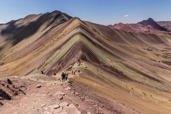 VINICUNCA, Peru - 7 Kasım 2022: Turistler Vinicunca Gökkuşağı Dağı, Peru