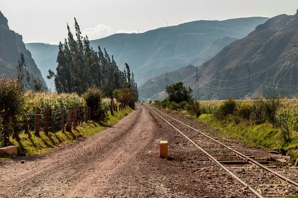 Kutsal İnkalar Vadisi, Peru 'da demiryolu ve yol