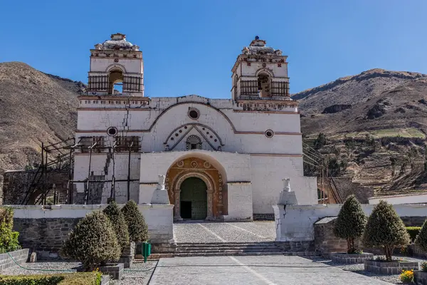 Colca Kanyonu, Peru 'daki Lari köyünde meydana gelen depremde kilise zarar gördü.