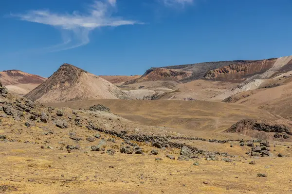 Colca Vadisi üzerindeki Mismi volkanı yakınlarındaki manzara, Peru