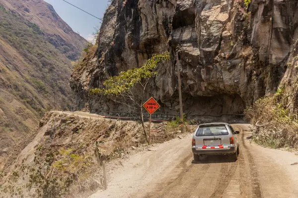 Santa Maria ve Santa Teresa kasabaları arasındaki Urubamba nehir vadisinde dar yol, Peru