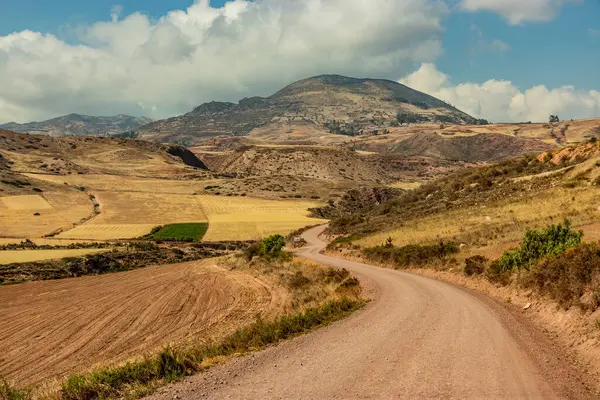 Kutsal İnkalar Vadisi, Peru 'da Moray yakınlarında çakıl yolu.