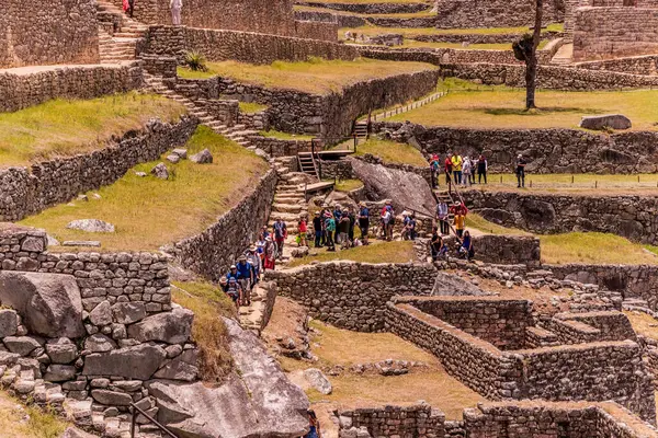 MACHU PICCHU, Peru - 10 Kasım 2022: Turistler Machu Picchu Kalesi, Peru